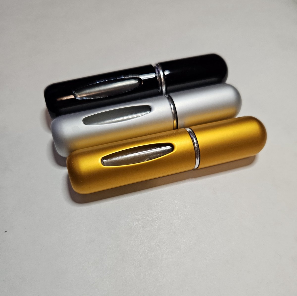 Goedkoopste Compacte Hervulbare Parfumfles -Set van 3 stuks (Zilver/ Zwart/ Oranje) - Parfumverstuiver voor Onderweg en Op Reis - 5ml per stuk