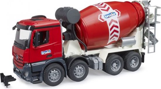Rode Bruder betonmixer, rode trommel met witte pijlen en logo, grijze cabine en detail aan de voorkant.