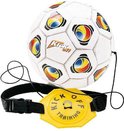 Wit voetbal met rode, blauwe en gele cirkels op de panelen. Een gele trainingsschijf met 'KICK OFF TRAINING' is verbonden met een band.