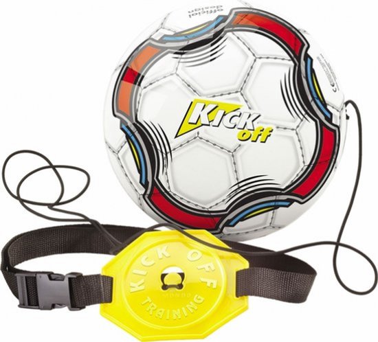 Wit voetbal met rode en blauwe randen op de panelen. Een gele trainingsschijf met 'KICK OFF TRAINING' is verbonden met een band.