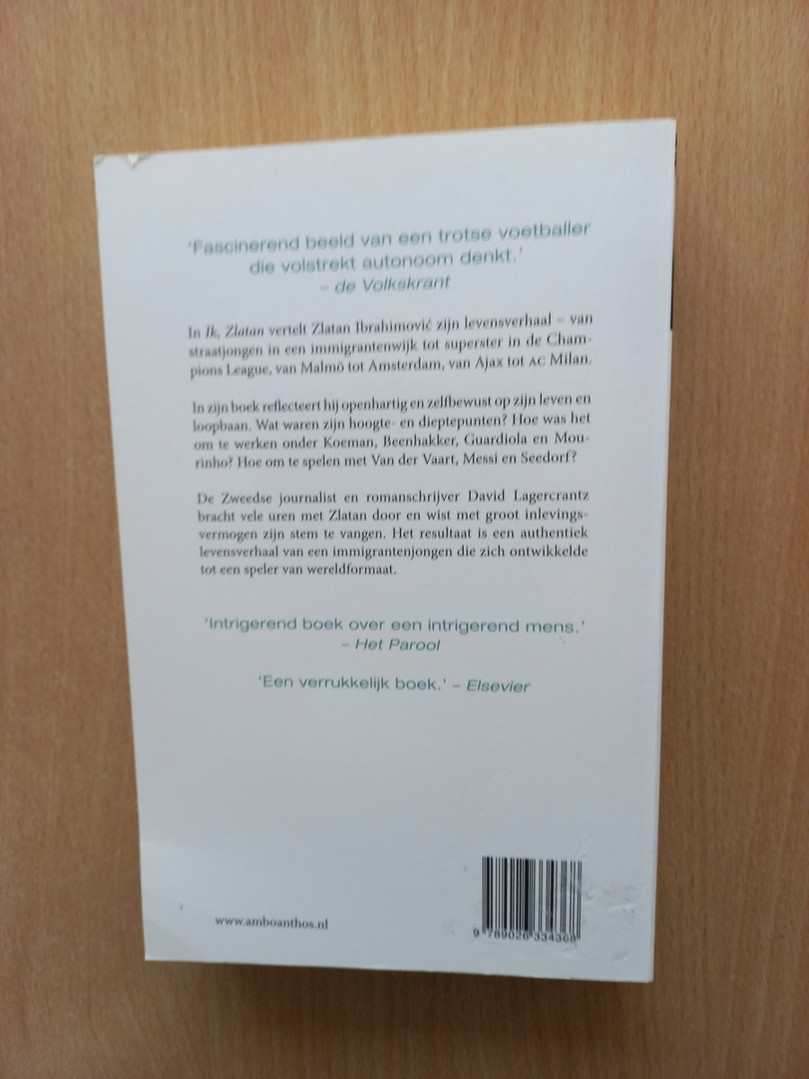 Achterkant van het boek 'Ik, Zlatan' met tekst en barcode.