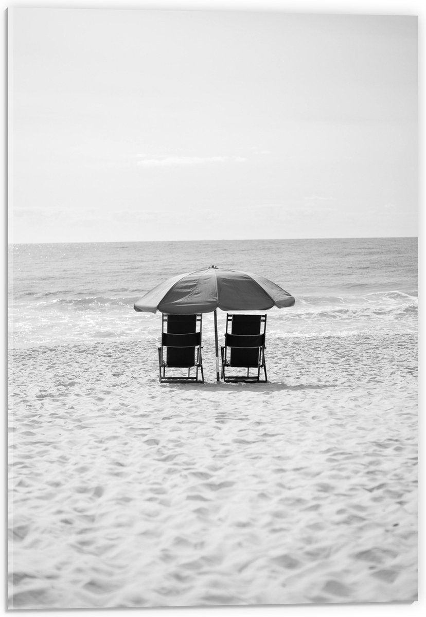 Acrylglas - Stoelen op het Strabd met Parasol in het zwart-wit - 40x60 cm Foto op Acrylglas (Wanddecoratie op Acrylaat)