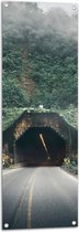 WallClassics - Tuinposter – Weg richting Tunnel in Berg - 40x120 cm Foto op Tuinposter  (wanddecoratie voor buiten en binnen)