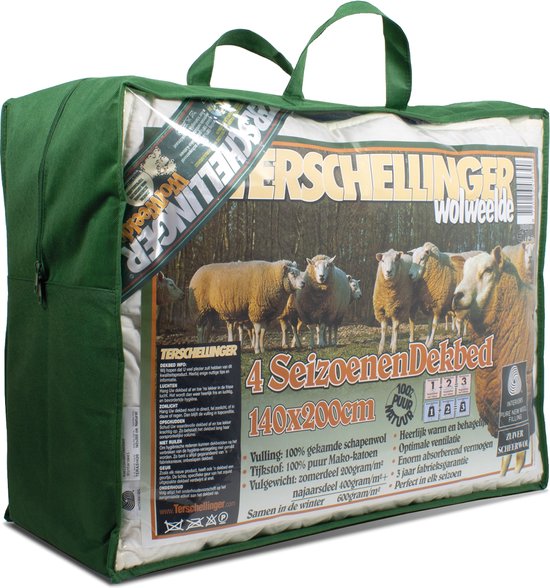 Groene draagtas met een opgevouwen 4-Seizoenen dekbed van 140x200cm. Duidelijk zichtbaar: schapen, Terschellinger Wolweelde, 100% pure IWS wol.