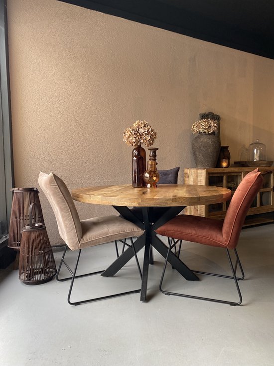 Table à manger ronde en bois avec base noire Matrix, 2 chaises en velours taupe et brun rougeâtre.
