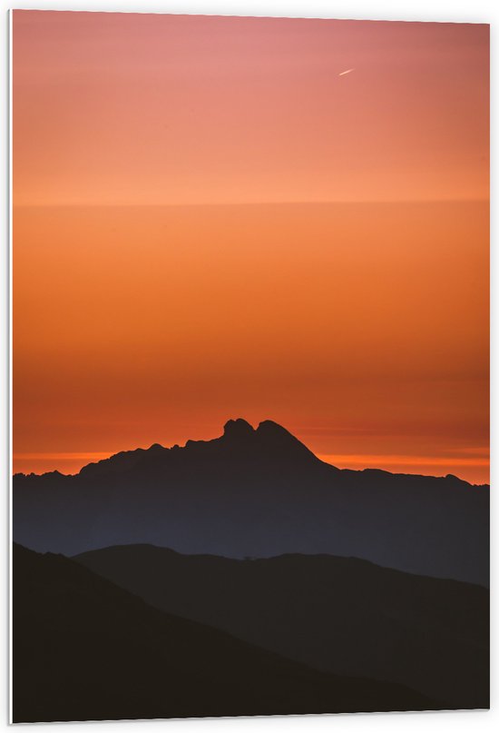WallClassics - PVC Schuimplaat - Silhouette van Bergen bij Zonsondergang - 60x90 cm Foto op PVC Schuimplaat (Met Ophangsysteem)