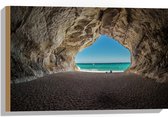 WallClassics - Hout - Strand in een Grot aan Zee - 60x40 cm - 12 mm dik - Foto op Hout (Met Ophangsysteem)