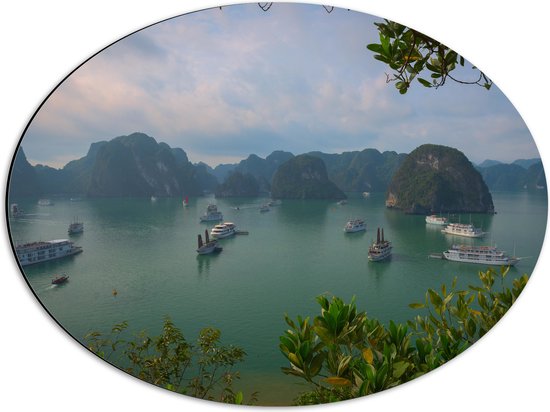 WallClassics - Dibond Ovaal - Veel Shepen in Ha Longbaai - Vietnam - 56x42 cm Foto op Ovaal (Met Ophangsysteem)