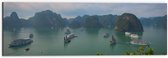 WallClassics - Dibond - Veel Shepen in Ha Longbaai - Vietnam - 60x20 cm Foto op Aluminium (Met Ophangsysteem)