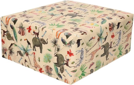 Kartonnen kubus verpakt in cadeaupapier met dieren en planten uit de jungle op een beige achtergrond.