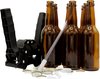 Bruine bierflesjes, kroonkurken, een kroonkurkapparaat en een bottelpijp op een witte achtergrond.