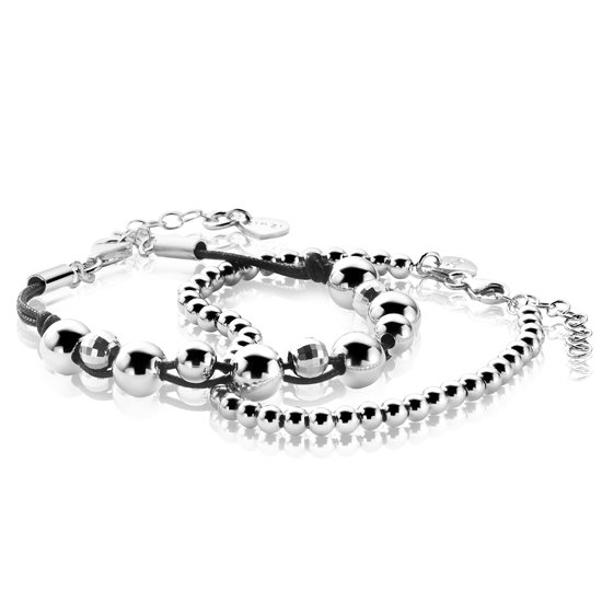 Twee zilverkleurige armbanden; één met kleine bolletjes, de ander met grote en kleine bolletjes op koord.