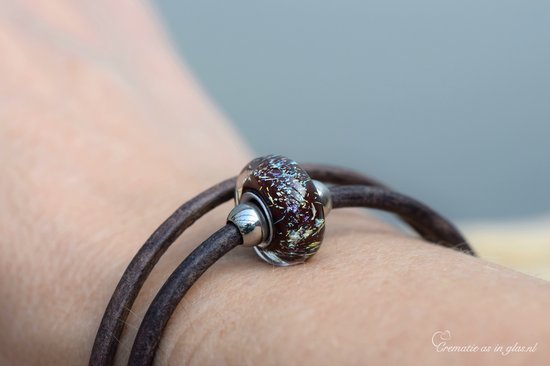 Urn-Herinnerings lederen vintage Brown armband met crematie-as glasbedel Sparkle Brown en rvs stoppers- crematie-as wordt vast in glas verwerkt- Armband wordt voor u op maat gemaakt-herinneringssieraad-assieraad-sieraad-armband-rvs kliksluting