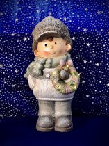 Winterkindje met krans jongen LED 30 cm hoog - resin - winterfiguurtje - wintercollectie - eindejaarcollectie - decoratiefiguur - interieur - geschikt voor binnen - kerstcollectie - kerstdecoratie - kerstfiguur - cadeau- geschenk - kerst - nieuwjaar