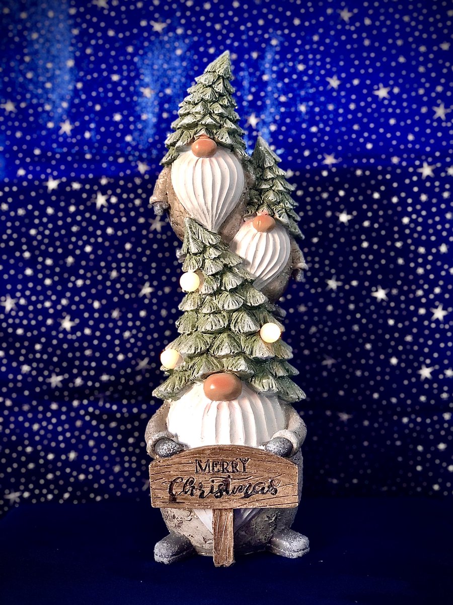 Stapel gnoompjes met kerstboommuts LED verlichting 35 cm hoog - resin - winterfiguurtje - wintercollectie - eindejaarcollectie - decoratiefiguur - interieur - geschikt voor binnen - kerstcollectie - kerstdecoratie - kerstfiguur - cadeau - geschenk