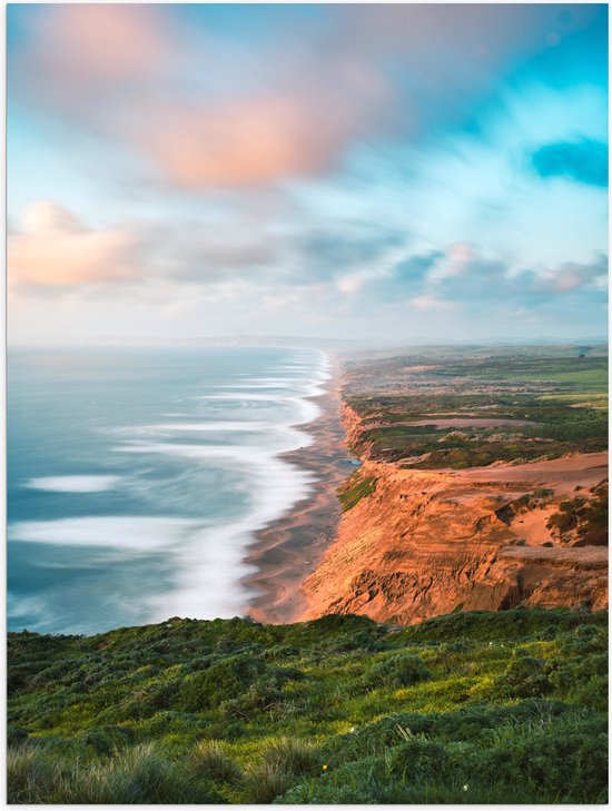 WallClassics - Poster Glanzend – Landschap met Begroeiing langs Zee - 75x100 cm Foto op Posterpapier met Glanzende Afwerking