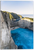 WallClassics - Dibond - Navagio Strand in Griekenland - 70x105 cm Foto op Aluminium (Wanddecoratie van metaal)