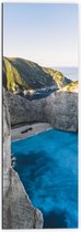 WallClassics - Dibond - Navagio Strand in Griekenland - 50x150 cm Foto op Aluminium (Wanddecoratie van metaal)