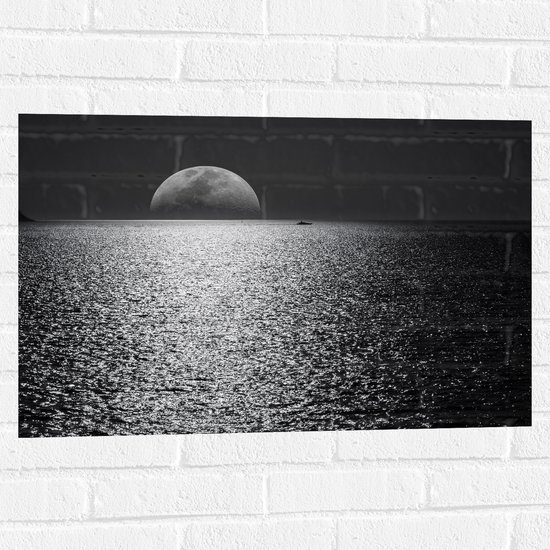 WallClassics - Muursticker - Lune à l' Horizon à la mer Zwart / Wit - 75x50 cm Photo sur Muursticker