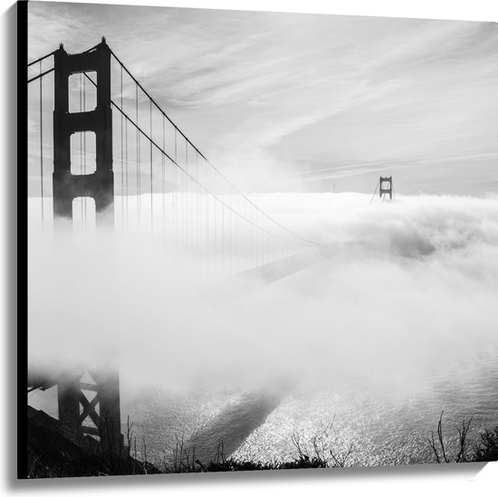 WallClassics - Canvas  - Hevige Mist bij Grote Brug - Zwart / Wit - 100x100 cm Foto op Canvas Schilderij (Wanddecoratie op Canvas)