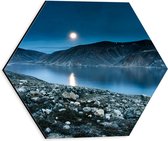 WallClassics - Dibond Hexagon - Ochtend Zon Boven Bergen bij Rivier - 30x26.1 cm Foto op Hexagon (Met Ophangsysteem)