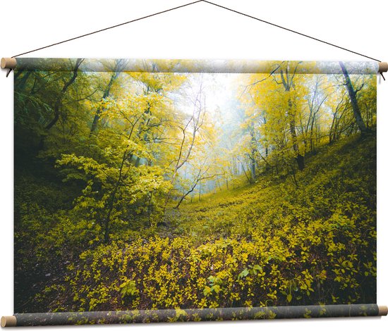 WallClassics - Textielposter - Begroeide Heuvel in het Bos - 90x60 cm Foto op Textiel