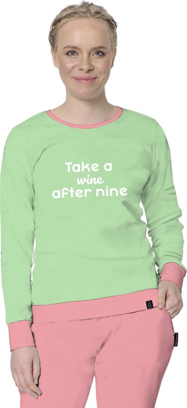 Vrouw met blonde vlecht in een lichtgroene pyjamaset. Tekst op shirt: "Take a wine after nine".