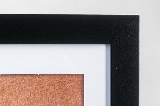 Detail van de zwarte rand van een A2 fotolijst met witte rand en achtergrond.