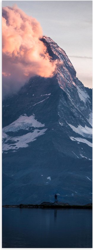 WallClassics - Poster (Mat) - Persoon wandelend bij Berg met Wolk - 20x60 cm Foto op Posterpapier met een Matte look