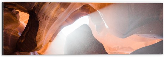 WallClassics - Dibond - Lichtstralen door Lower Antelope Canyon - 60x20 cm Foto op Aluminium (Wanddecoratie van metaal)