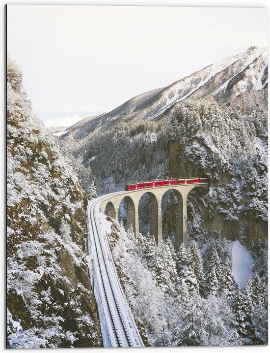 WallClassics - Dibond - Rode Trein door de Bergen in de Sneeuw - 60x80 cm Foto op Aluminium (Wanddecoratie van metaal)