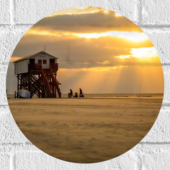 WallClassics - Muursticker Cirkel - Uitkijkpost op het Strand - 30x30 cm Foto op Muursticker