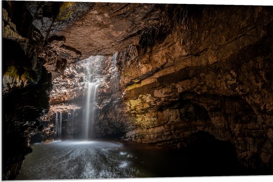 WallClassics - Dibond - Waterval in een Grot - 90x60 cm Foto op Aluminium (Wanddecoratie van metaal)