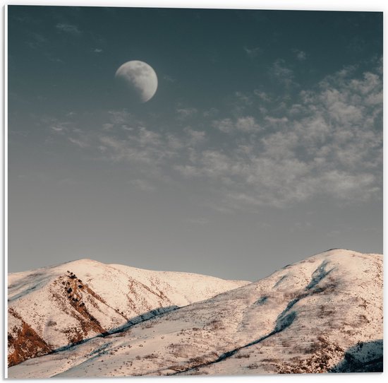 WallClassics - PVC Schuimplaat- Maan boven Sneeuwbergen overdags - 50x50 cm Foto op PVC Schuimplaat
