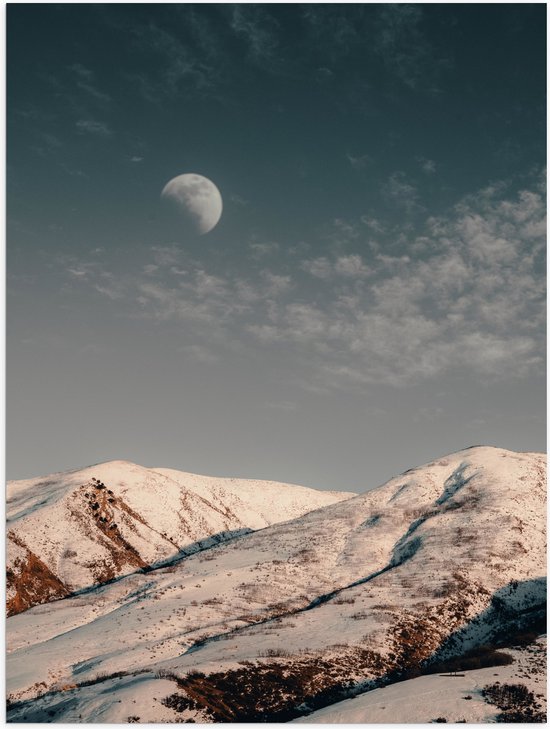 WallClassics - Poster (Mat) - Maan boven Sneeuwbergen overdags - 60x80 cm Foto op Posterpapier met een Matte look