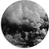 WallClassics - Dibond Muurcirkel - Zee van Donkere Wolken (Zwart/wit) - 50x50 cm Foto op Aluminium Muurcirkel (met ophangsysteem)