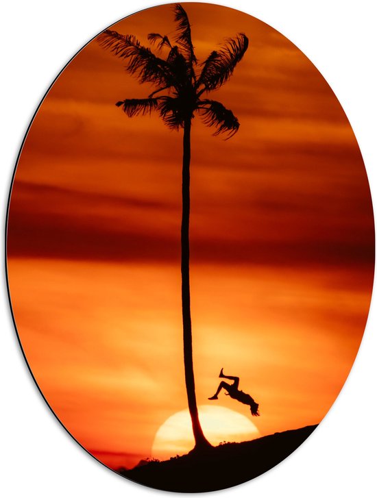 WallClassics - Dibond Ovaal - Silhouette van Freerunner bij Ondergaande Zon met Palmboom - 51x68 cm Foto op Ovaal (Met Ophangsysteem)