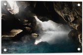 WallClassics - Tuinposter – Mist over Water in een Grot - 60x40 cm Foto op Tuinposter  (wanddecoratie voor buiten en binnen)
