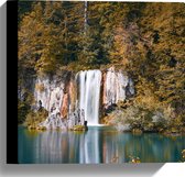 WallClassics - Canvas  - Waterval vanuit het Bos in een Meer - 30x30 cm Foto op Canvas Schilderij (Wanddecoratie op Canvas)