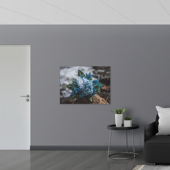 WallClassics - Poster Glanzend – Foto van een Klein Boeket met Witte en Blauwe Bloemen - 100x75 cm Foto op Posterpapier met Glanzende Afwerking