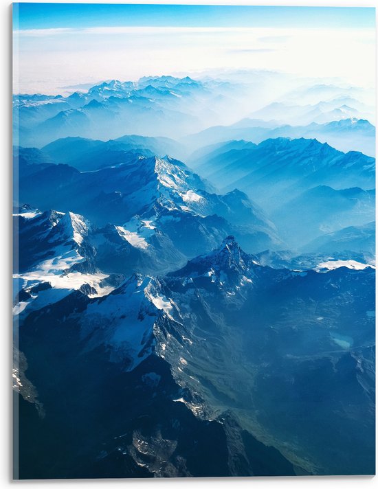 WallClassics - Acrylglas - Blauwe Lucht boven Mistige Bergen - 30x40 cm Foto op Acrylglas (Wanddecoratie op Acrylaat)