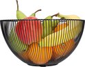 Zwarte metalen fruitschaal gevuld met diverse vruchten zoals appels, peren, sinaasappels en bananen.