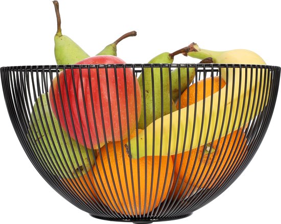 Zwarte metalen fruitschaal gevuld met diverse vruchten zoals appels, peren, sinaasappels en bananen.