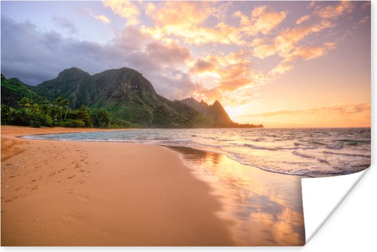 Zon gaat onder achter een klif van Hawaïaanse strand poster 90x60 cm - Foto print op Poster (wanddecoratie woonkamer / slaapkamer) / Zeeën en meren Poster / Zee en Strand