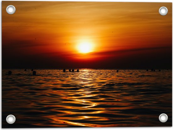 WallClassics - Tuinposter – Zwemmende Mensen in Zee bij Ondergaande Zon - 40x30 cm Foto op Tuinposter  (wanddecoratie voor buiten en binnen)