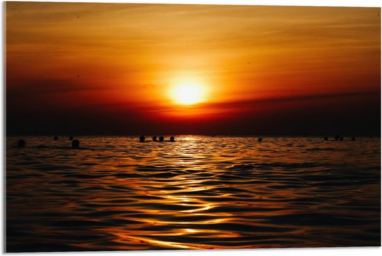 WallClassics - Acrylglas - Zwemmende Mensen in Zee bij Ondergaande Zon - 75x50 cm Foto op Acrylglas (Met Ophangsysteem)