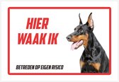 Waakbord/ bord | "Hier waak ik" | 30 x 20 cm | Dobermann | Gevaarlijke hond | Waakhond | Doberman | Dikte: 1 mm | Hond | Dog | Chien | Betreden op eigen risico | Polystyreen | Rechthoek | Witte achtergrond | 1 stuk