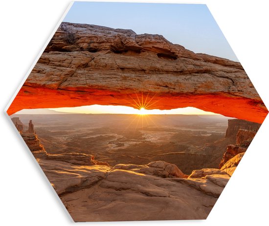 WallClassics - PVC Schuimplaat Hexagon  - Uitzicht op Mesa Arch - 30x26.1 cm Foto op Hexagon (Met Ophangsysteem)