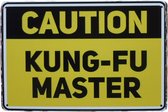 Wandbord – Kungfu Master - Metalen wandbord - Metalen borden - Tekst bord - Mancave - Wand Decoratie - Metalen bord - UV bestendig - Metal sign - Mancave decoratie - Decoratie - 20 x 30 cm - Cave & Garden