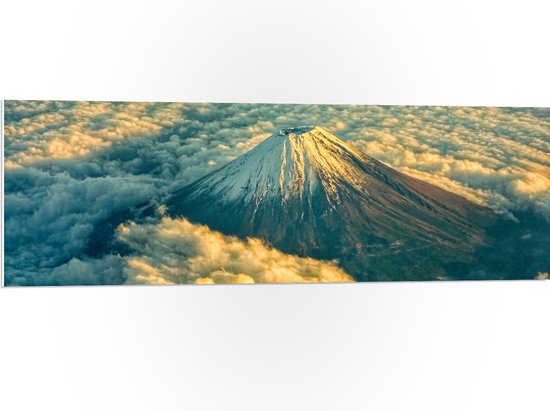 WallClassics - PVC Schuimplaat - Vulkaan boven Wolkenveld met Sneeuw - 120x40 cm Foto op PVC Schuimplaat (Met Ophangsysteem)